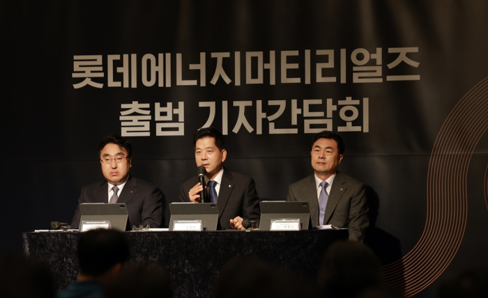 Lotte Energy Materials CEO Kim Yeon-seop (center) holds a press conference on the company's business strategy