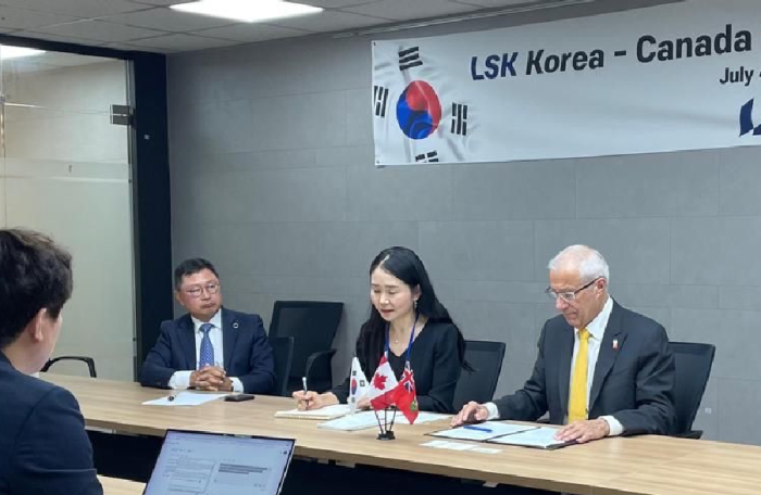 LSK Investment CEO Kim Myung Kee (left) and Ontario Minister of Economic Development, Job Creation and Trade Victor Fedeli (right) speak to the press on July 4, 2023, at LSK’s headquarters in Seoul (Captured from Fedeli’s LinkedIn post)