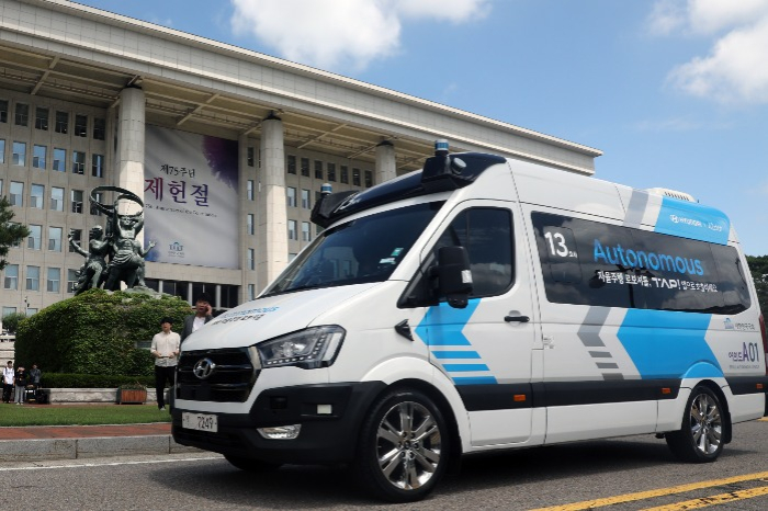 Hyundai　unveils　driverless　shuttle　at　Korean　National　Assembly