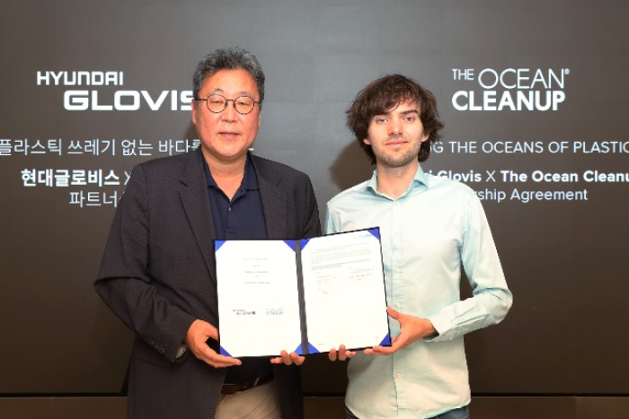 Lee Kyoo-Bok, CEO of Hyundai Glovis (left) and Boyan Slat, CEO of The Ocean Cleanup