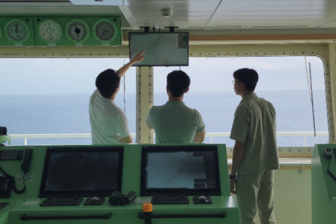 A Samsung Heavy Industries employee explains a collision avoidance course to a navigator (Courtesy of Samsung Heavy Industries)