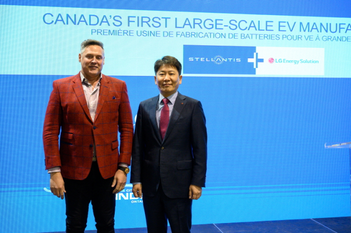 Stellantis　COO　Mark　Stewart　(left)　and　LG　Energy　Solution's　head　of　advanced　automotive　battery　division　Kim　Dong-myung