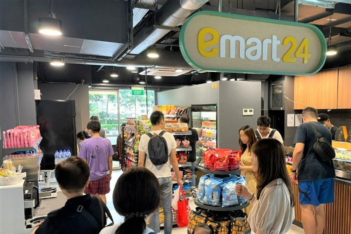 S.Korea's　E-mart24　opens　3rd　branch　in　Singapore