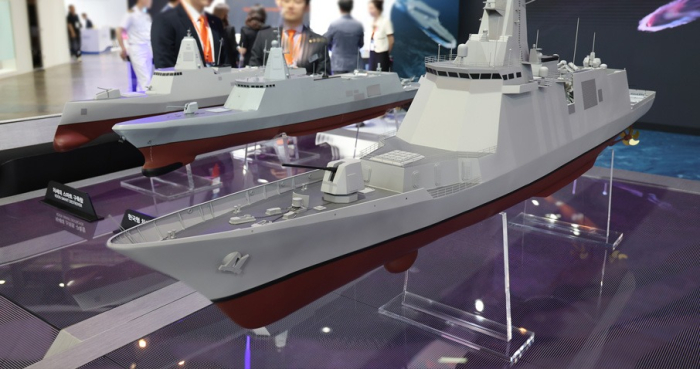 Hanwha　Ocean　showcases　a　model　of　a　next-generation　frigate　at　the　International　Maritime　Defense　Industry　Exhibition　in　Busan　on　June　7,　2023　(Courtesy　of　Hanwha　Ocean)