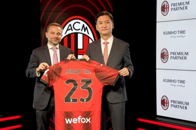 Jung　Il-Taik,　CEO　of　Kumho　Tire　(right)　and　Giorgio　Furlani,　CEO　of　AC　Milan