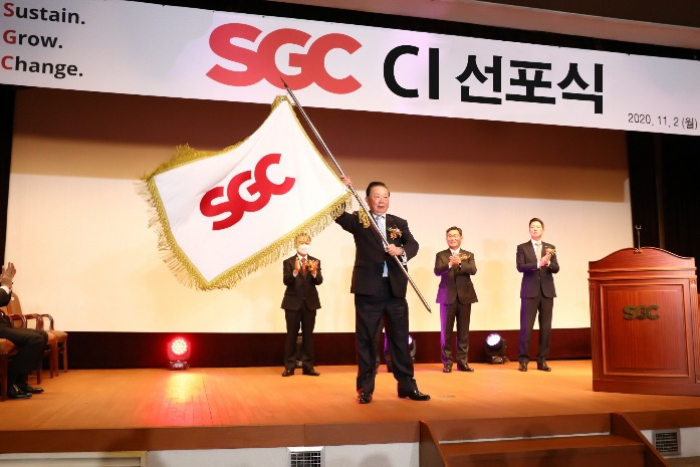 SGC Group Chairman Lee Bok-young holds the group's new CI flag