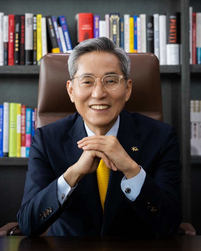 KB　Financial　Group　Chairman　and　Chief　Executive　Yoon　Jong-kyoo