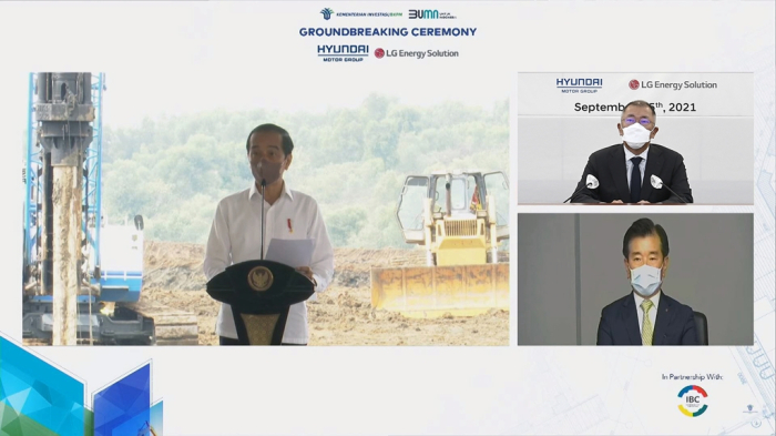 Indonesian　President　Joko　Widodo　(left)　speaks　at　the　Hyundai-LG　battery　plant　groundbreaking　ceremony　in　2021