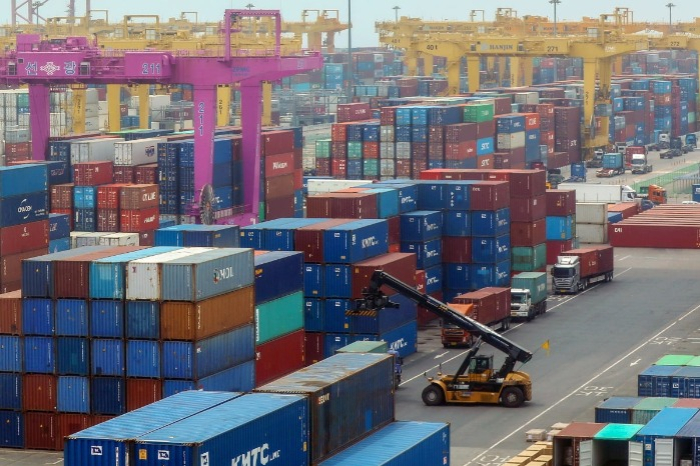 Containers　piled　at　Port　of　Busan　(Courtesy　of　News1)