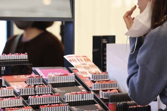 Beauty　markets　in　three　NE　Asian　nations　split　into　cheap,　small　luxury　