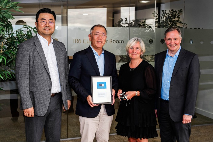 Hyundai　Motor　Group　Chairman　Chung　Euisun　(second　from　left)　and　Ann-Marie　Holmes　(third　from　left),　Intel’s　vice　president　of　manufacturing,　supply　chain　&　operations　group,　meet　on　July　7　at　Intel　Ireland's Leixlip　campus　in　County　Kildare　(Courtesy　of　Hyundai)