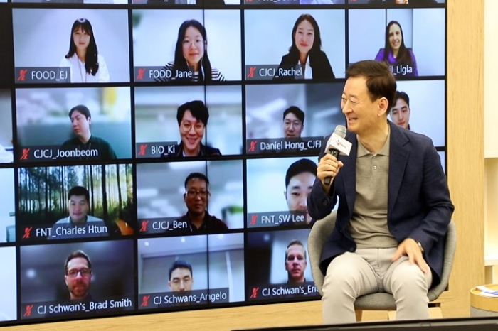 CJ　CheilJedang　CEO　Choi　Eun-seok　speaks　with　employees　across　the　world　during　a　CEO　Live　Talk　(Courtesy　of　CJ　CheilJedang)
