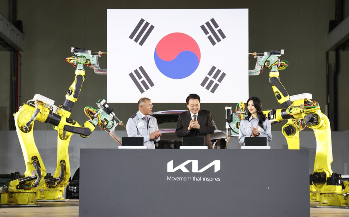 South　Korean　President　Yoon　Suk　Yeol　(center)　and　Hyundai　Motor　Chairman　Chung　Euisun　(left)　at　Kia's　EV　plant　ground-breaking　ceremony　in　March　2023