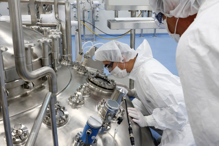 Samsung Group leader Jay Y. Lee checks out the fourth plant of Samsung Biologics in Songdo, Incheon, South Korea on Oct. 11, 2022 (File photo, courtesy of Samsung)