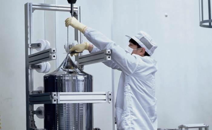 SK Enpluse employee works in the fine ceramic division (Courtesy of SK Enpluse)