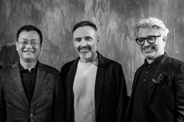 Lee　Yoon-sik,　CEO　of　NHN　Commerce　(from　left),　Maurizio　Coltorti,　Founder　of　Ikonic,　and　Riccardo　Bilancioni,　CEO　of　Ikonic