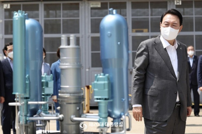 Korea President Yoon Suk Yeol visits a Doosan Enerbility plant in June 2022 (Courtesy of Office of the President)