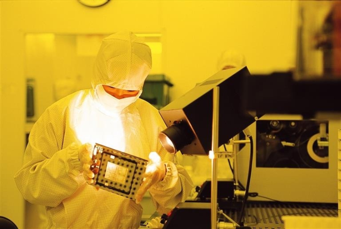 A　Samsung　Electronics　employee　checks　parts　at　a　semiconductor　factory　in　South　Korea　(File　photo,　courtesy　of　Samsung)