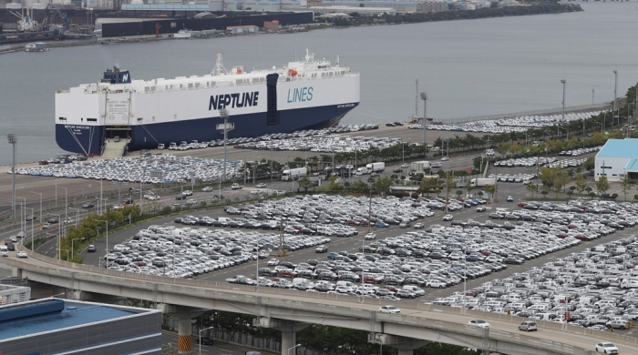 Vehicles　lined　up　for　overseas　shipments　at　the　port　of　Hyundai　Motor’s　plant　in　Ulsan,　South　Korea　(File　photo,　courtesy　of　Yonhap)