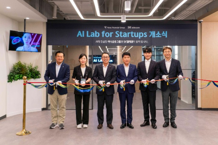 SK Telecom CEO Ryu Young-sang (third from the left) and Hana Financial Group Chairman Ham Young-joo (fourth)