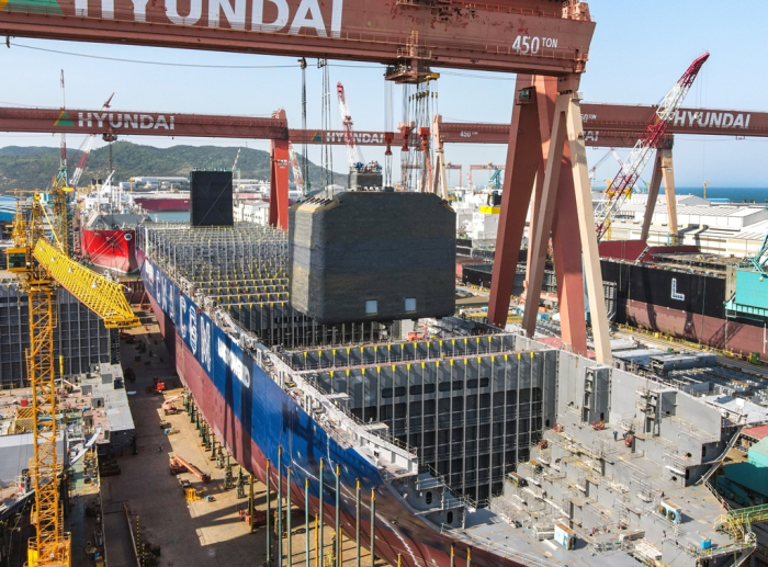 Hyundai　Samho　shipyard