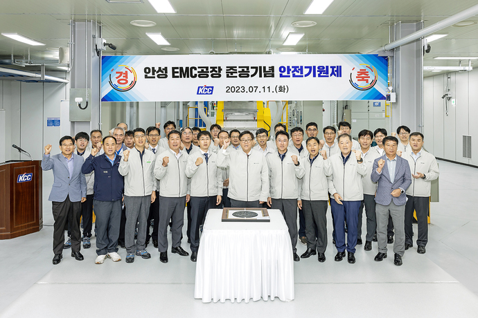 KCC boosts output of semiconductor-sealing material