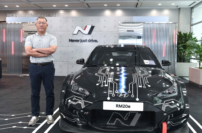 Hyundai　Motor　Group　Chairman　Chung　Euisun　stands　next　to　a　Hyundai　N　brand　performance　car 