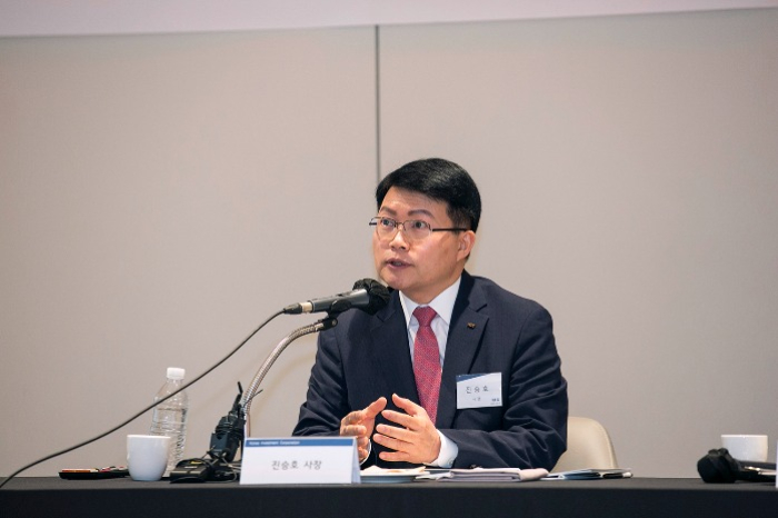 Jin　Seoungho,　chief　executive　officer　of　Korea　Investment　Corporation,　speaks　at　press　conference　on　July　13　(Courtesy　of　KIC)