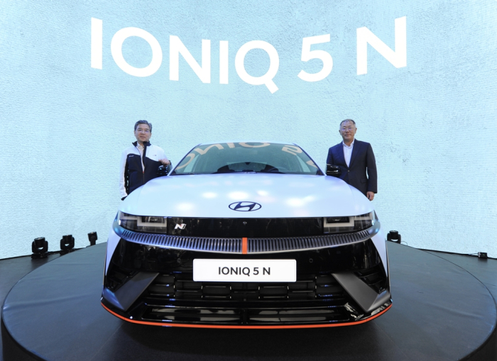 Hyundai Motor CEO Chang Jae-hoon (left) and Chairman Chung Euisun pose at the debut of the IONIQ 5 N, the company's first full-electric high-performance car, on Thursday