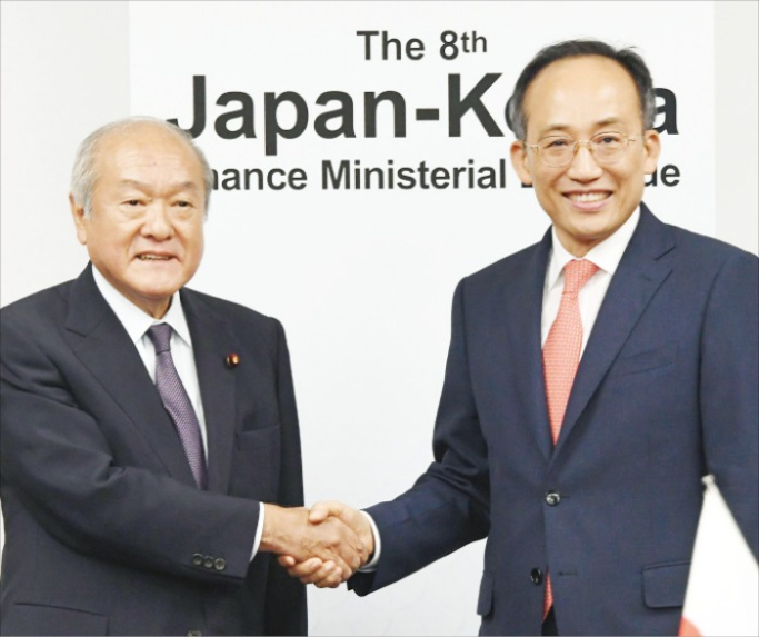 Japanese Finance Minister Shun'ichi Suzuki (left), South Korean Finance Minister Choo Kyung-ho (Courtesy of the Ministry of Economy and Finance)