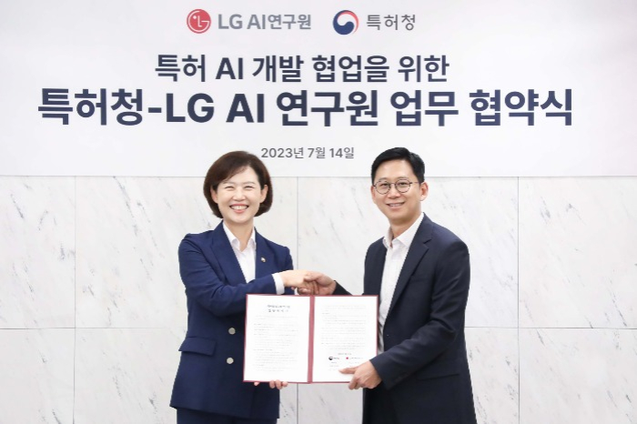 LG　AI　Research　chief　Bae　Kyung-hoon　(right)　and　KIPO　Commissioner　Lee　In-sil 