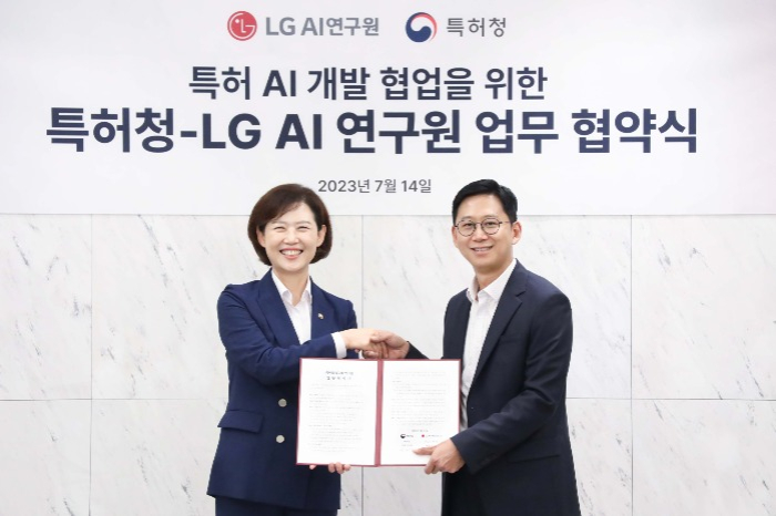 LG AI Research chief Bae Kyung-hoon (right) and KIPO Commissioner Lee In-sil