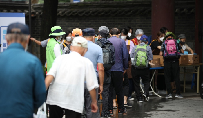 Senior　citizens　line　up　at　a　soup　kitchen　in　Seoul　(File　photo,　courtesy　of　Yonhap)