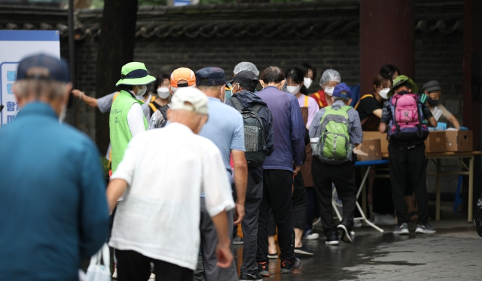Senior citizens line up at a soup kitchen in Seoul (File photo, courtesy of Yonhap)