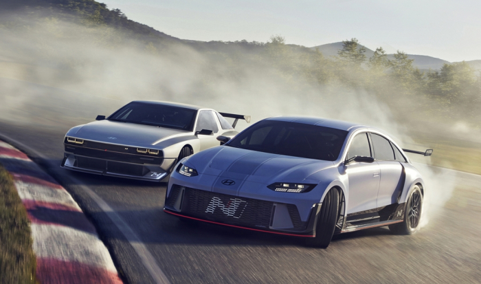 Hyundai’s　N　Vision　74　concept　(left)　and　the　IONIQ　6-based　RN22e　concept