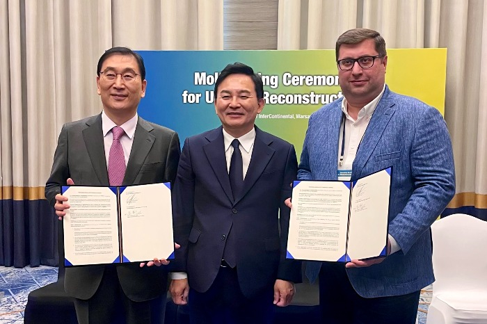 Hyundai E&C President Yoon Young-joon (from left), South Korean Minister of Land, Infrastructure and Transport Won Hee-ryong, Boryspil international airport’s director general Oleksiy Dubrevskyy