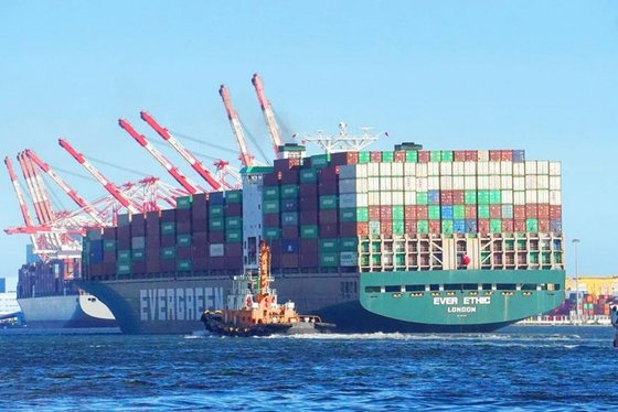 Taiwan’s　Evergreen　Marine　Corp.　is　the　world’s　fourth-largest　shipping　firm