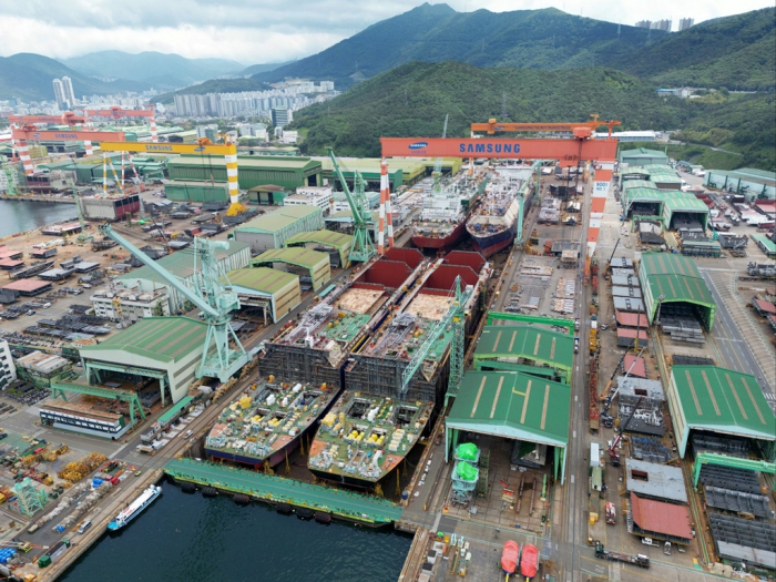 Four　LNG　carriers　under　construction　at　Samsung　Heavy's　dockyard　on　Geoje　Island