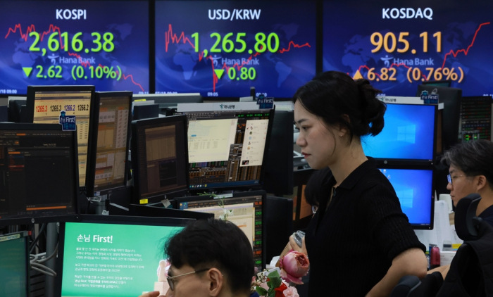 Korea's　main　stock　index　Kospi　was　trading　lower　in　early　Tuesday　trading　in　Seoul