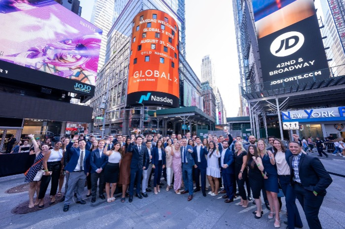 Employees　of　Global　X,　Mirae　Asset's　US　ETF　affiliate,　pose　in　front　of　a　Nasdaq　advertisement　(Courtesy　of　Mirae　Asset)