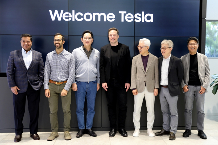 Samsung Chairman Jay Y. Lee (third from left) meets with Tesla CEO Elon Musk in Silicon Valley to discuss business cooperation in early May 2023