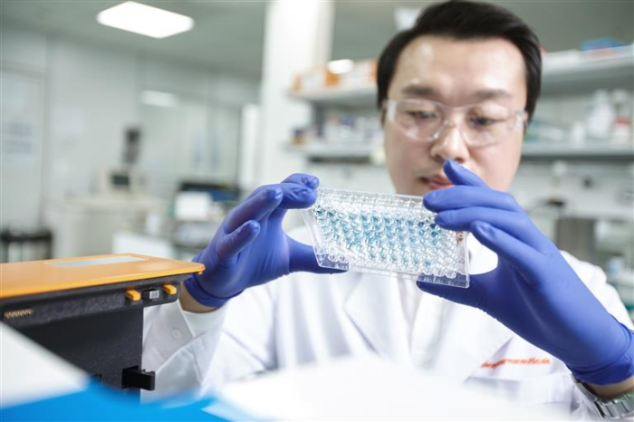 A　researcher　at　an　SK　Biopharmaceuticals　lab