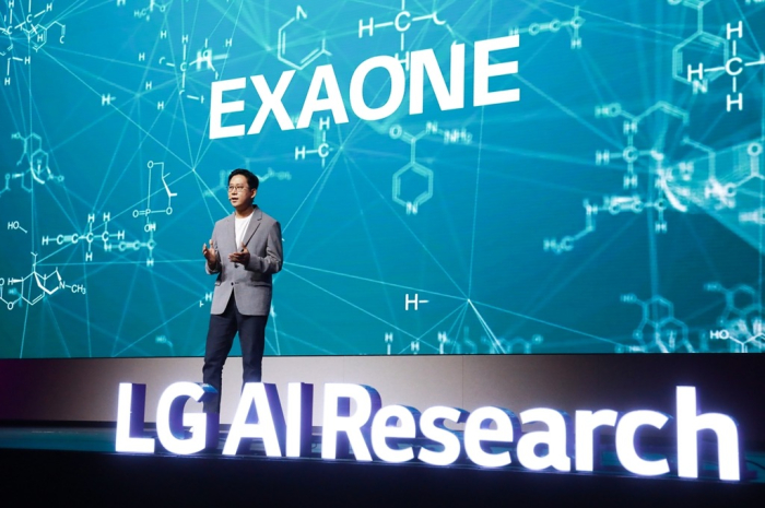 LG　AI　Research　Chief　Bae　Kyunghoon　unveils　Exaone　2.0,　an　upgraded　hyperscale　AI,　on　July　19,　2023,　at　LG　Sciencepark　in　Seoul　(Courtesy　of　LG)