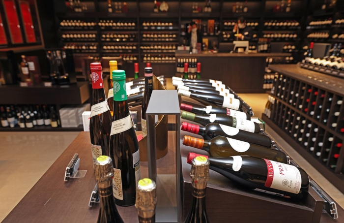 A　wine　shop　at　a　department　store　in　Seoul