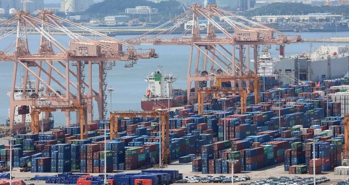 Containers　pile　up　at　the　port　of　Pyeongtaek,　70　km　west　of　Seoul