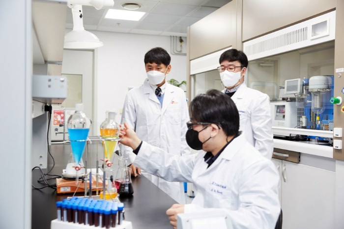 Researchers　at　SK　Chemicals'　pharmaceuticals　lab　(Courtesy　of　SK　Chemicals)
