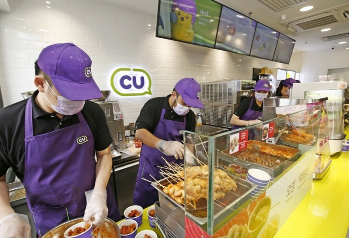 Staff at CU's first branch in Malaysia prepare Korean street food (File photo, courtesy of BGF Retail)
