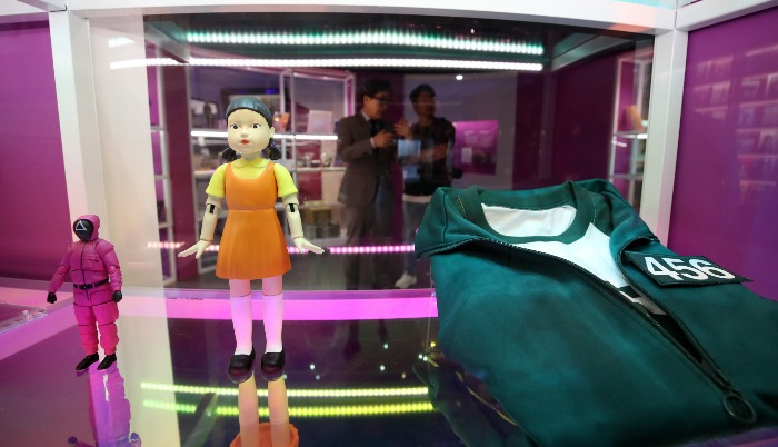 Props　of　megahit　Korean　drama　Squid　Game　are　on　display　at　a　K-content　exhibition　in　Seoul　in　July　2023