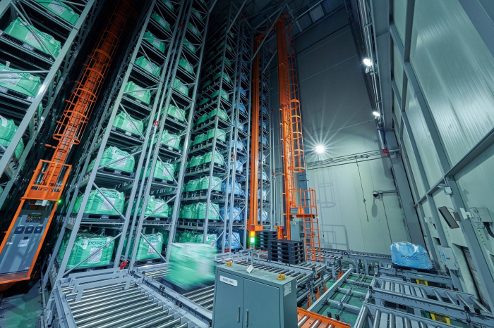 A　smart　warehouse　that　stores　12,000　tons　of　cathode　ingredient　(Courtesy　of　POSCO　Future　M)