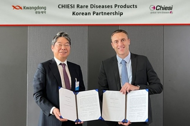 Kwangdong　Pharmaceutical　CEO　Choi　Seong-won　(left)　and　Head　of　Global　Rare　Diseases　at　the　Chiesi　Group　Giacomo　Chiesi
